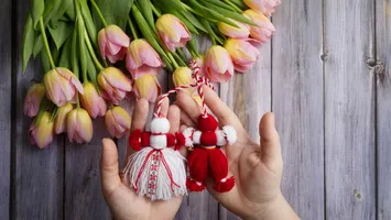 Unde se duc 100.000 de lei din bugetul local al unei primării? Pe mărțișoare și ciocolată