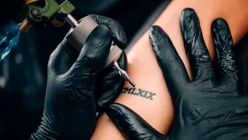 Care sunt riscurile legate de tatuaje și machiaje permanente