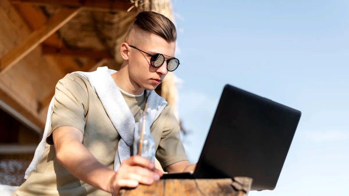 Tinerii români cred că pot identifica dezinformarea online, deși competențele lor digitale sunt printre cele mai slabe din UE