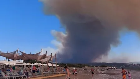 Românii povestesc infernul din Rodos: Înfricoșător, să vezi foc și oameni care aleargă către un vaporaș”