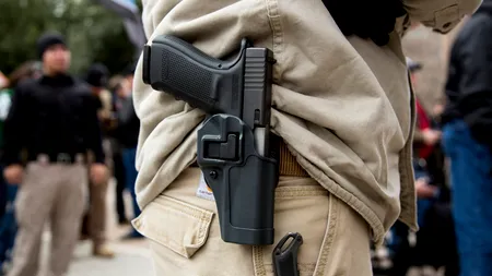 Un bărbat a intrat cu pistolul în sediul AUR din Drobeta Turnu Severin. Se fixase pe un consilier local