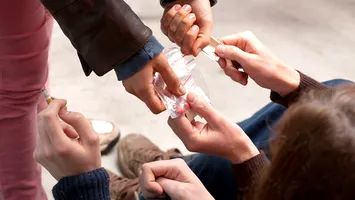 Vârsta consumului de droguri scade alarmant. Cazuri chiar și la copii de 8 ani