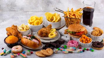 Un nou studiu confirmă legătura dintre alimentele ultra-procesate și probleme grave de sănătate