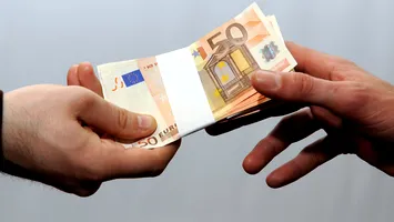 Poliţist prins în flagrant când primea 4.000 euro mită, condamnat la închisoare