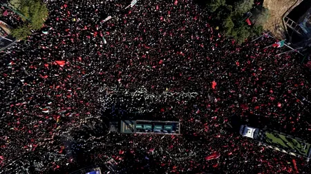 Liderul suprem al Iranului, condus pe ultimul drum după o săptămână de procesiuni