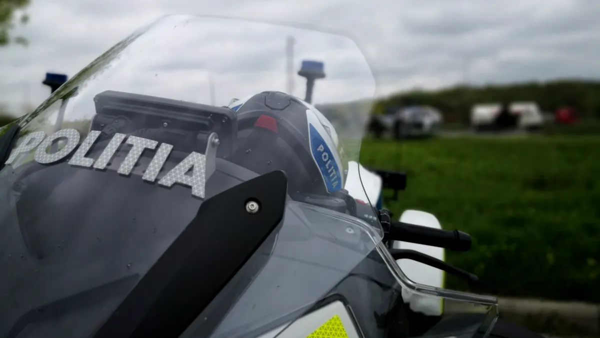 Un motociclist a supravieţuit după ce a fost lovit de fulger
