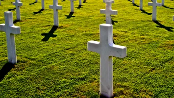 Scene șocante la un cimitir din Brăila. Morții, scoși din morminte pentru neplata taxelor