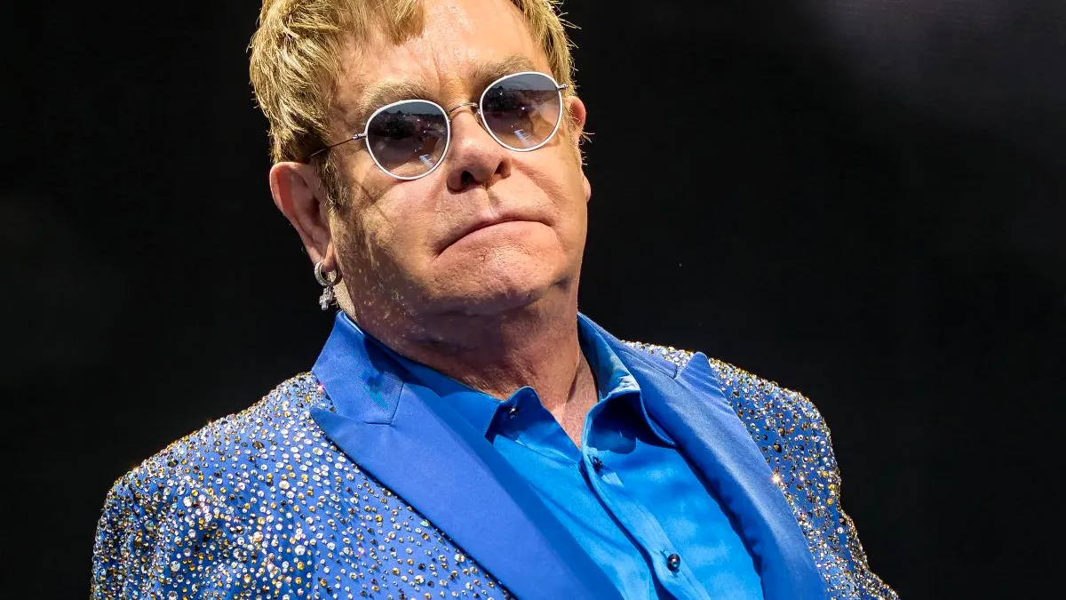 Elton John nu își mai poate vedea spectacolele (VIDEO)