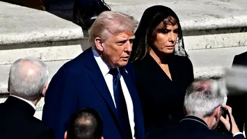Ce i-a șoptit la ureche Melania Trump lui Donald Trump, în timpul slujbei de înmormântare a Papei Francisc