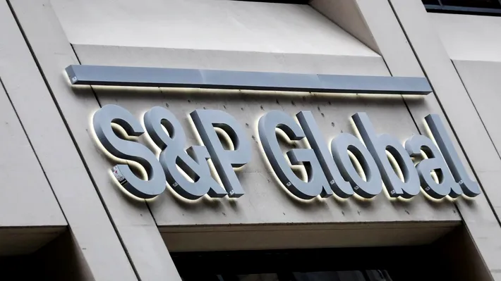 Surse: S&P ar urma să mențină ratingul României în categoria recomandată pentru investiții. Un respiro pentru leu și pentru finanțarea statului, dar nu o ieșire din zona de risc