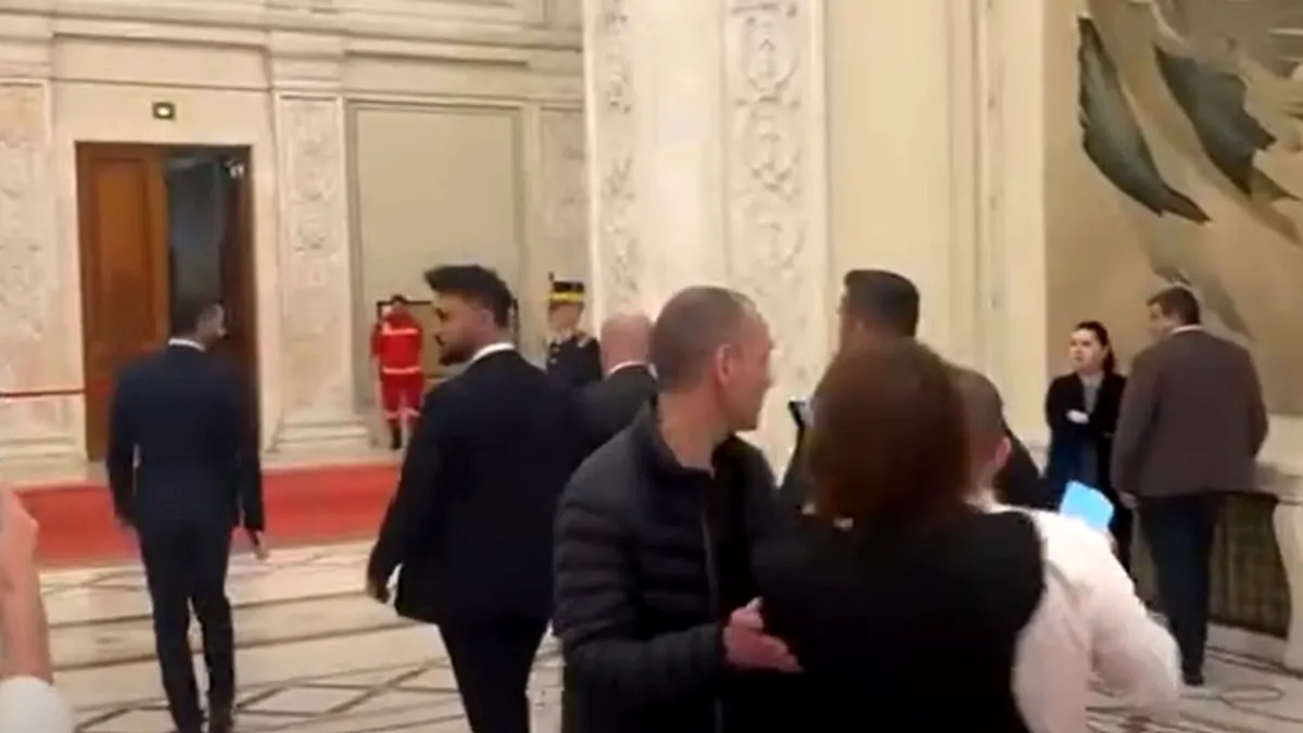Incident la Parlament: Jurnaliști bruscați de un ofițer de presă în încercarea de a-l aborda pe premierul Ilie Bolojan