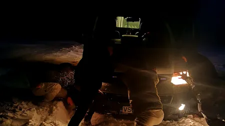 Ambulanță scoasă din nămeți de un grup de tineri chemați de la o petrecere, în Vaslui