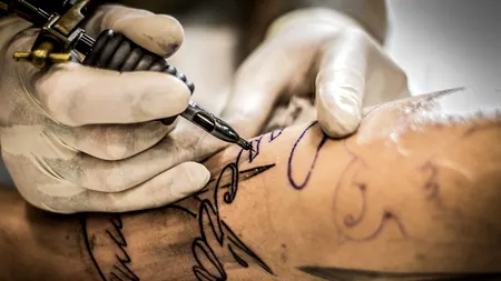 Tatuaje: Din 4 ianuarie a.c., este în vigoare o reglementare a UE, care interzice unele cerneluri periculoase
