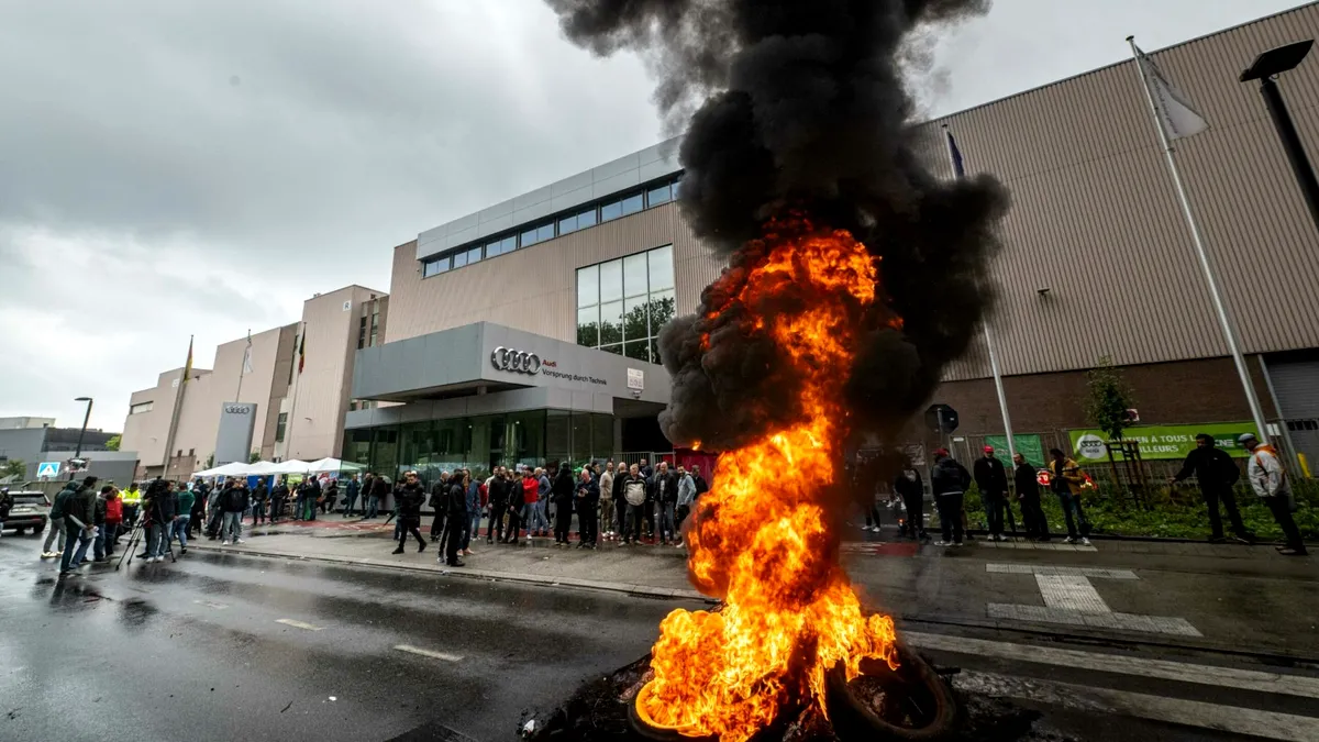 Haos şi violenţă la Bruxelles: Muncitorii se tem de închiderea fabricii Audi
