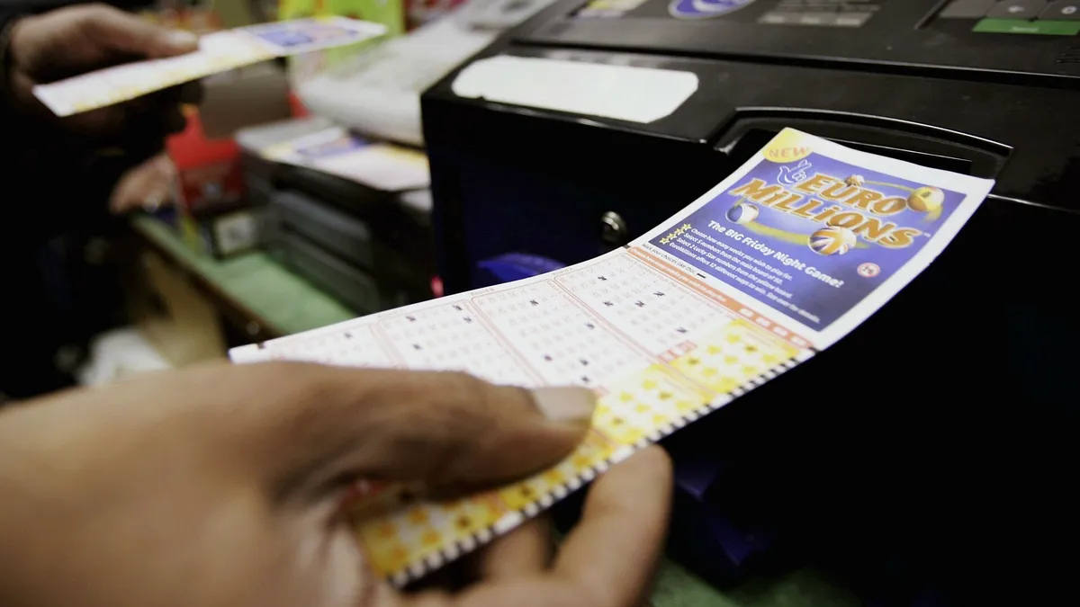 Un bărbat a jucat la Loto cu o bancnotă găsită pe stradă și a dat norocul peste el. S-a îmbogățit peste noapte