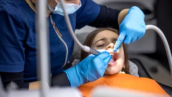 Pacienți operați de o asistentă care se prezenta drept medic. Cum a reuşit să scape basma curată