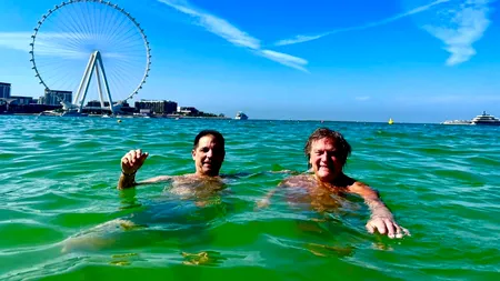 În mare formă, la 85 de ani: Florin Piersic la înot, în Dubai (VIDEO)