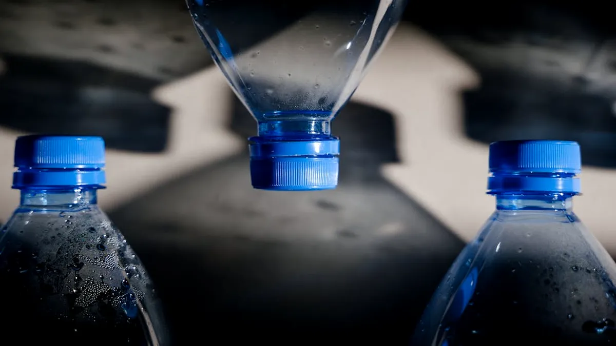 Schimbări majore pentru sticlele din plastic: noi materiale și capace biodegradabile