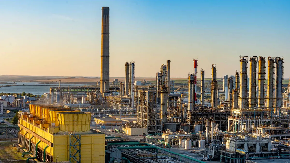 Revoltă la Petromidia: angajații declanșează conflictul de muncă după refuzul măririi salariale