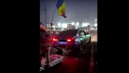 Drifturi cu sicriul legat de mașină, într-un sens giratoriu din Iași. Polițiștii au intrat pe fir (VIDEO)