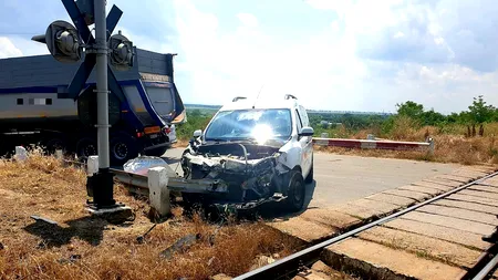 Un șofer giurgiuvean acroșat de un tren a scăpat nevătămat