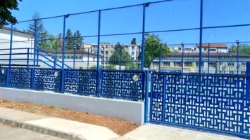 Primarul care şi-a pus însemnele electorale pe gardurile şcolilor, pus de Prefectură să le dea jos