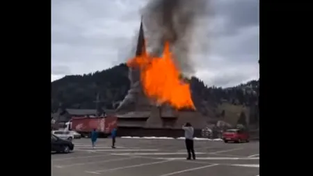 Incendiu devastator în Duminica Floriilor. O biserică monument a fost mistuită de flăcări VIDEO