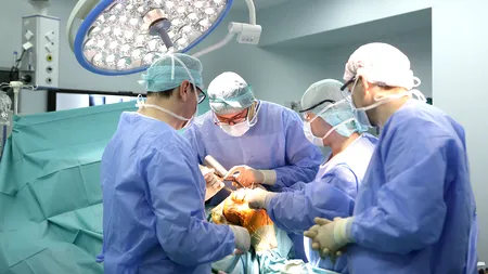 După operație la genunchi, se credea în SUA și nu-și recunoștea părinții
