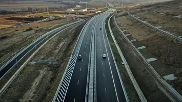 Risc de prăbușire după o alunecare de teren pe Autostrada Sebeș-Turda. Traficul a fost deviat pe DN1
