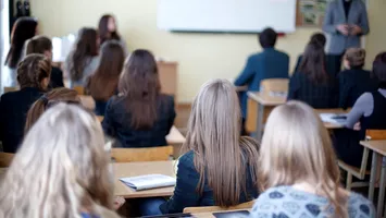 Guvernul Bolojan vrea să crească numărul de elevi din clasă