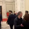 Incident la Parlament: Jurnaliști bruscați de un ofițer de presă în încercarea de a-l aborda pe premierul Ilie Bolojan