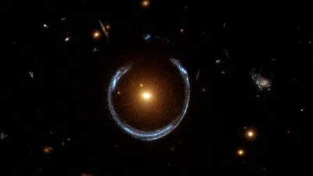 Oamenii de știință au descoperit accidental un „inel Einstein” gigant, în spațiu. Este foarte rar