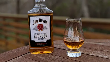 Gigantul bourbonului trage frâna. Jim Beam întrerupe distilarea pentru 2026
