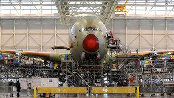 Un gigant al industriei aeronautice, cu fabrici în România, anunță concedieri masive