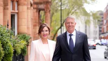 Fostul președinte Klaus Iohannis, surprins la biserică în Sibiu: Mesaj scurt pentru presă și detalii despre procesele cu Fiscul