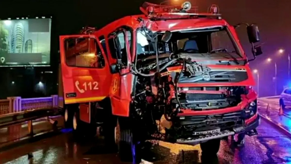 Accident în București: mașină de pompieri distrusă. Șoferul ISU s-a urcat băut la volan