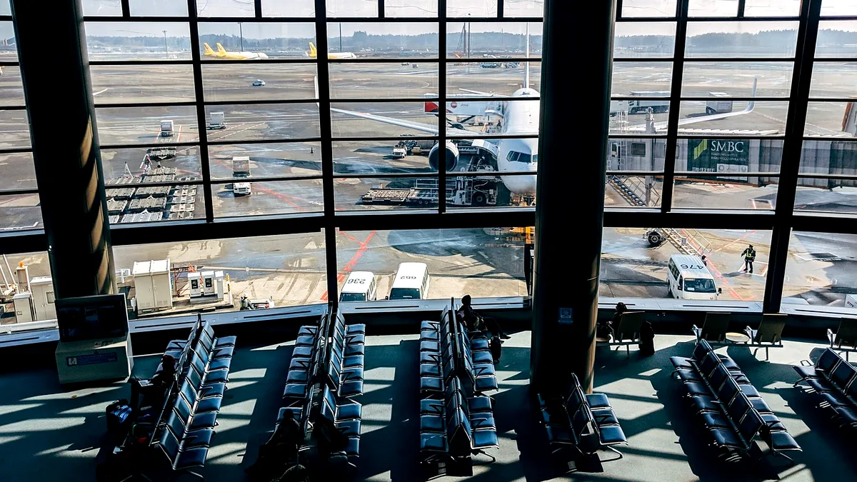 La Napoli nu mai cumpără nimeni bilet de avion spre New York nici la jumătate de preţ. Frica de controlul vamal american, în era Trump, alungă italienii