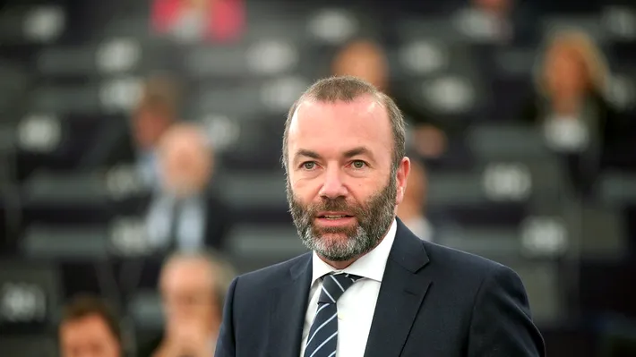 Manfred Weber susține că Bruxelles-ul va propune modificarea interdicției privind motoarele termice