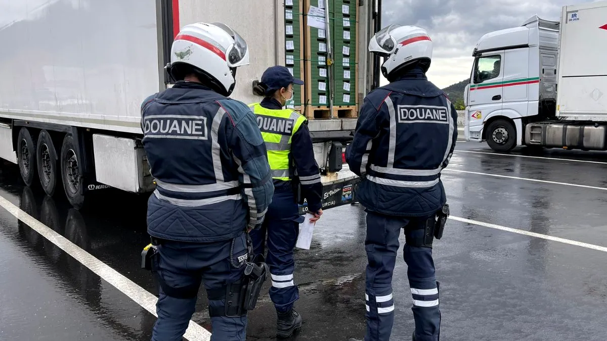 Cam au dreptate să înăsprească circulația în Schengen. Român arestat în Franța, pentru traficarea a aproximativ 1,5 tone de țigări contrafăcute. Altul pentru trafic de droguri