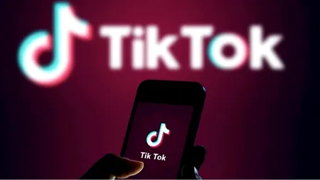 O nouă provocare periculoasă face furori pe TikTok. Tinerii își aruncă obiecte pe picioare