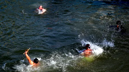 Tradiția Bobotezei, păstrată la Giurgiu; trei temerari s-au aruncat în apa Dunării după crucile sfințite de preoți - Foto, video