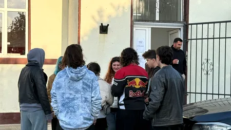 Cozi la urne, înainte de răsărit, în Vama Veche: Tinerii și-au început ziua cu votul
