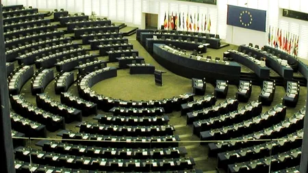 Parlamentul European și Parlamentul României, în galben – albastru