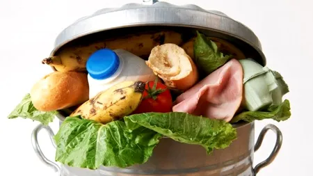 Românii aruncă, în medie,129 kg de hrană pe an la gunoi. De la mâncare gătită, până la fructe și carne