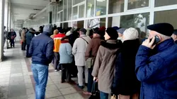 Efect imprevizibil al majorării taxelor. Sute de gălățeni au stat la coadă, la minus 9 grade, ca să-și plătească impozitele