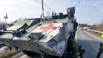 Un utilaj militar condus de un soldat portughez a lovit un stâlp electric, pe un drum din Olt. Trafic rutier blocat (FOTO)