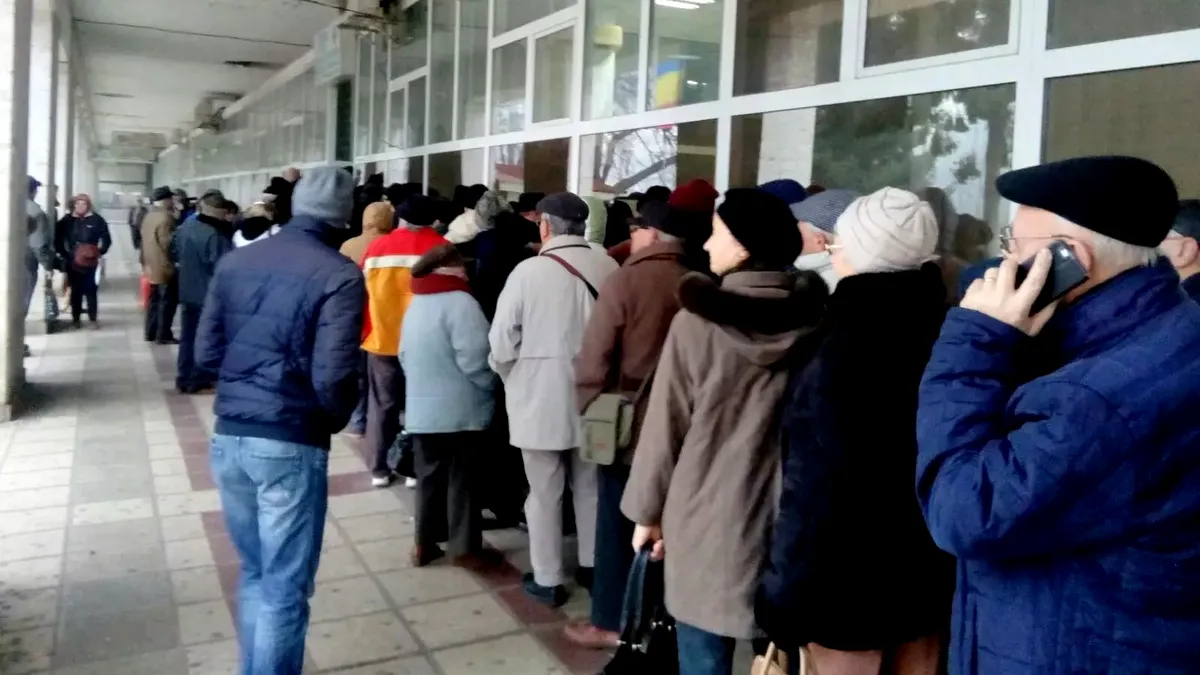Efect imprevizibil al majorării taxelor. Sute de gălățeni au stat la coadă, la minus 9 grade, ca să-și plătească impozitele