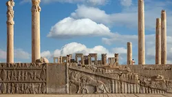 Persia Felix e sub asediu. Revoluțiile se ceartă și cu propria istorie