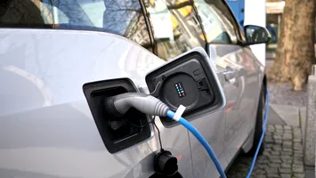 Operatorii de stații de încărcare a mașinilor electrice scapă de sancțiuni! Guvernul îi mai iartă câteva luni