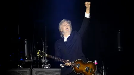 Paul McCartney a încântat publicul în Paris La Défense Arena, la vârsta de 82 de ani – un spectacol legendar de două ore și jumătate. Cronică de concert